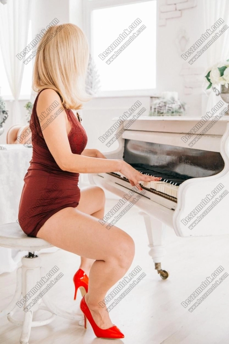 19 kép Laraa. szexpartner 705704334,   